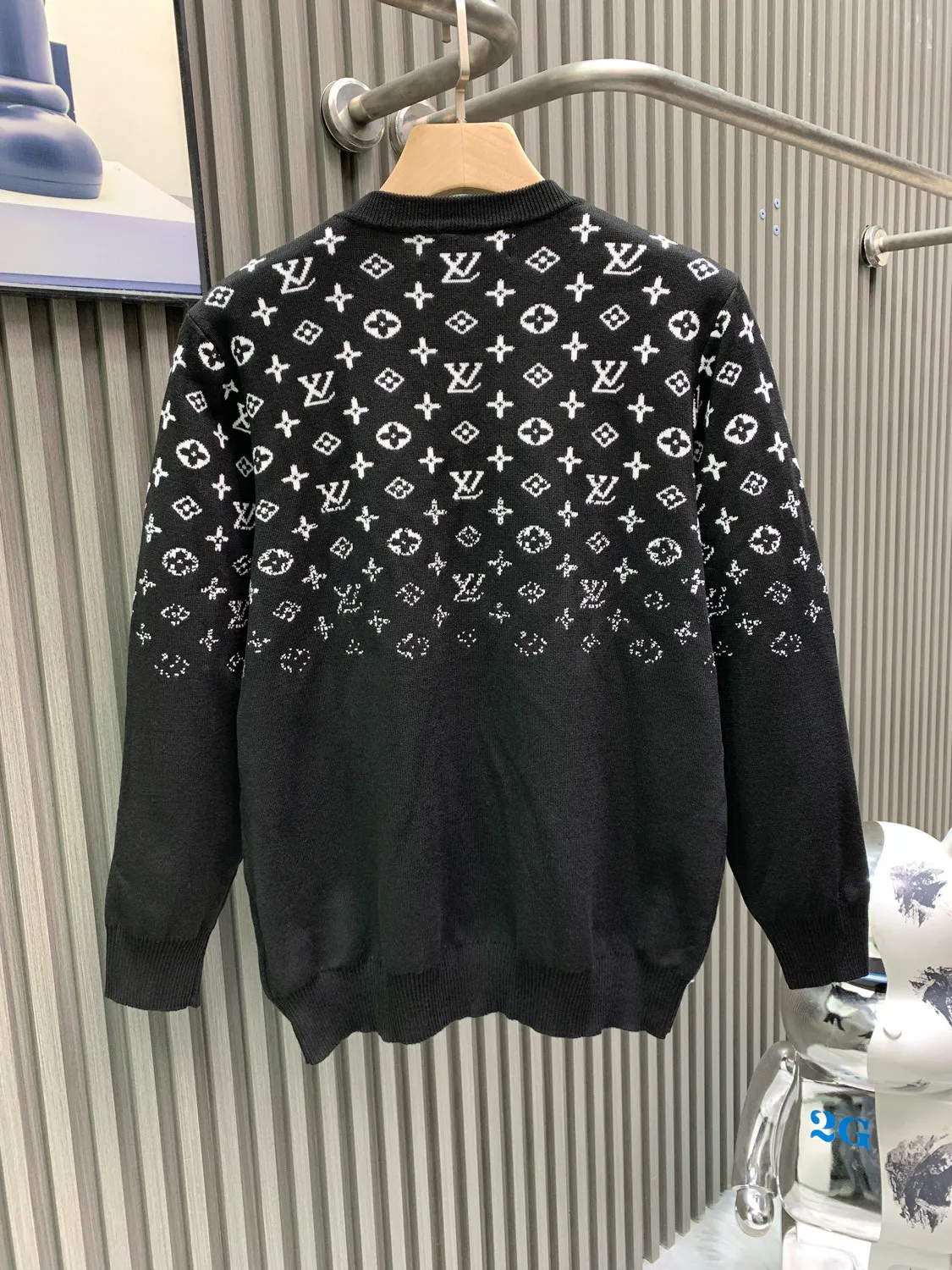 🅿️280 🀄️ LOUIS VUITTON/Louis Vuitton's new autumn and winter SE MONOGRAM gradient crew neck sweater, all-over gradient, collar chain bottom, fully hemmed (high-end) crew neck sweater, simple yet stylish retro, original custom-made high-weight double-ply fabric, the fabric feels solid, very high-quality to use, soft and delicate next to the body, very refined, showing taste, loose OS cut Original fabric that conforms to the current trend aesthetic. The same official style. It feels very comfortable. The latest counters in autumn and winter are synchronized. OS off-shoulder version is fashionable and individual. Super versatile and good-looking. The sweater is very suitable for both men and women. It has a tag, a collar label, and washed wheat. It has three complete labels.